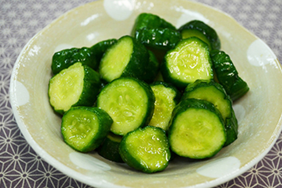 旬のお野菜を使ってからし漬けに…